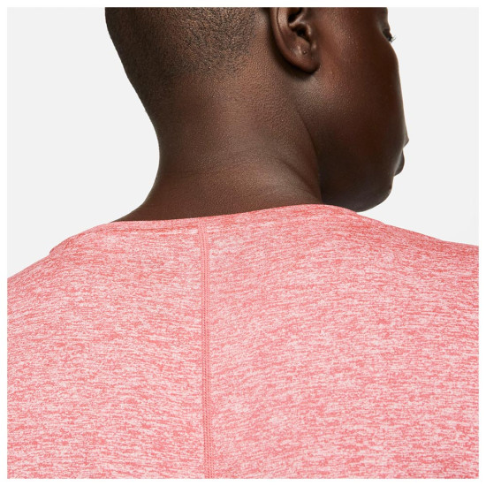 Nike Γυναικεία κοντομάνικη μπλούζα Dri-FIT One Nike Γυναικεία κοντομάνικη μπλούζα Dri-FIT One